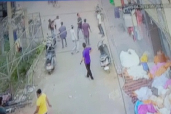 ਡੱਡੂਮਾਜਰਾ ''ਚ ਸੜਕ ''ਤੇ ਸ਼ਰੇਆਮ ਗੁੰਡਾਗਰਦੀ, ਤਮਾਸ਼ਬੀਨ ਬਣੇ ਲੋਕ