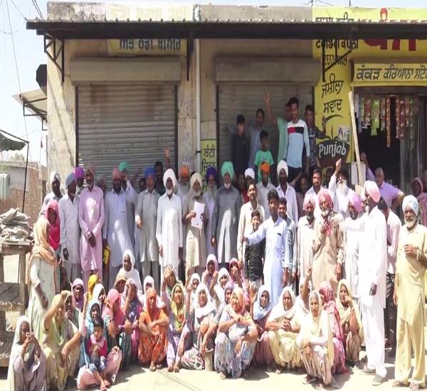 liquor contract  dharna  villager