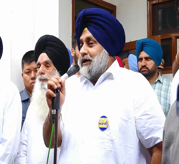 ਕੈਪਟਨ ਆਪਣੇ ਫਰਮਾਨ ਨੂੰ ਸਖਤੀ ਨਾਲ ਲਾਗੂ ਕਰਨ, ਜ਼ੁਬਾਨ ਤੋਂ ਨਾ ਮੁਕਰਣ: ਸੁਖਬੀਰ