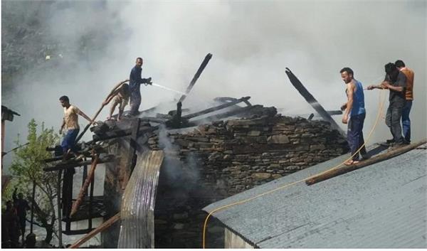fire breaks out himachal