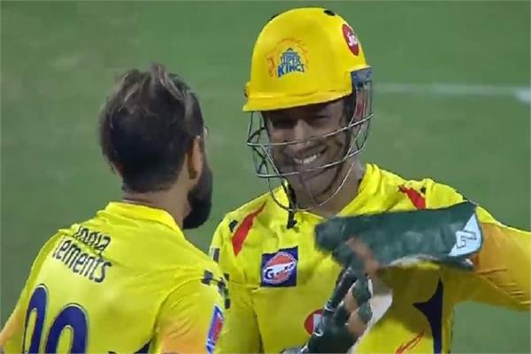 after request of tahir dhoni smilingly take review video