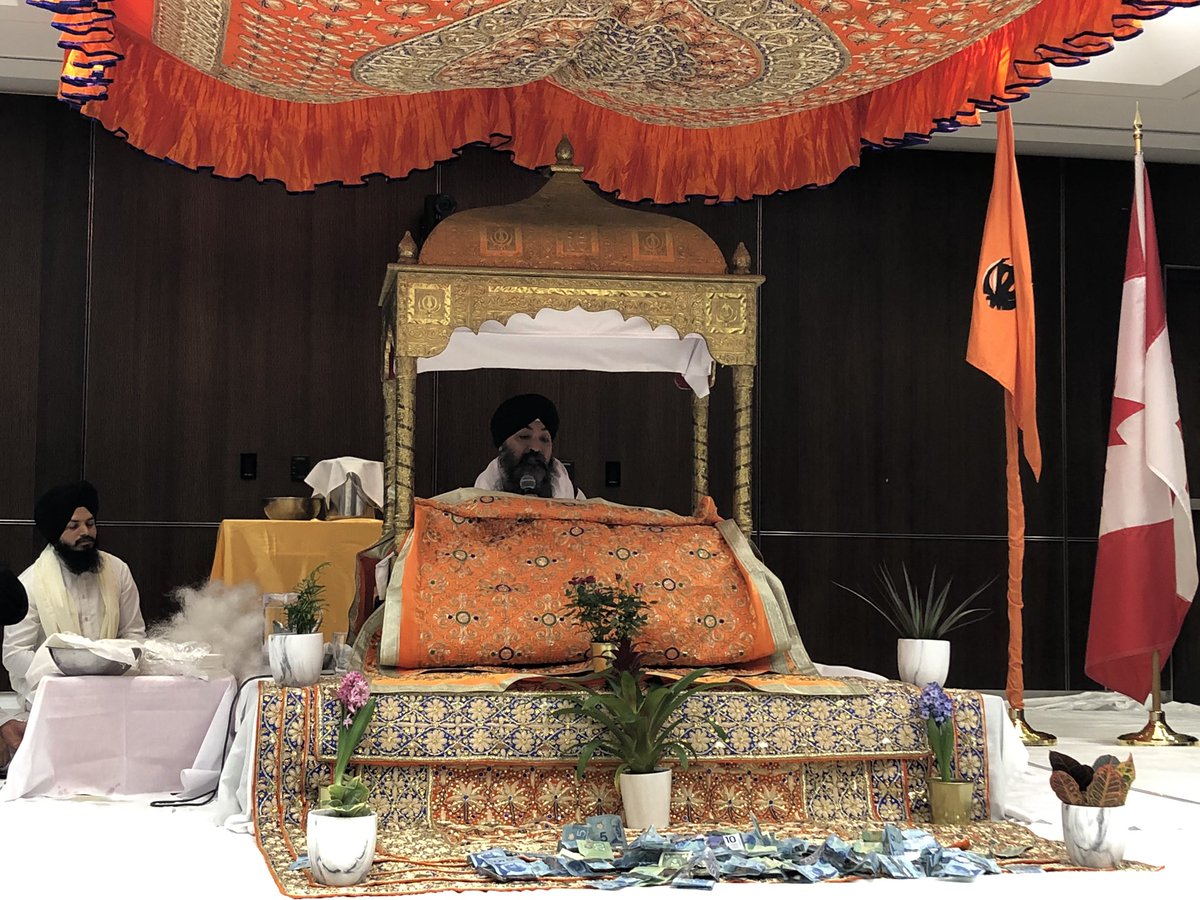 ਕੈਨੇਡੀਅਨ ਪਾਰਲੀਮੈਂਟ ਅੰਦਰ ਪੰਗਤ 'ਚ ਬੈਠ ਸੰਗਤ ਨੇ ਛਕਿਆ ਲੰਗਰ (ਤਸਵੀਰਾਂ)