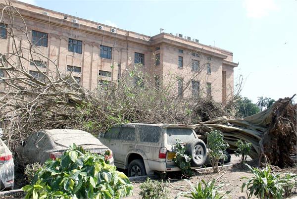 5 dead 36 injured as dust storm gusty winds grip karachi