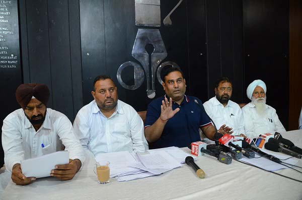 ਕੌਂਸਲਰਾਂ ਨੇ ਮਾਨਸਾ ਦੀ ਡੀ. ਸੀ. ਖਿਲਾਫ ਚੋਣ ਕਮਿਸ਼ਨ ਨੂੰ ਕੀਤੀ ਸ਼ਿਕਾਇਤ