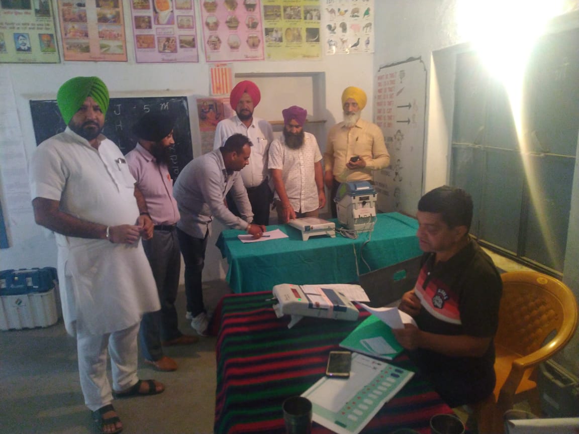 ਪੰਜਾਬ 'ਚ ਵੋਟਾਂ ਪੈਣ ਦਾ ਕੰਮ ਸ਼ੁਰੂ, ਈ. ਵੀ. ਐੱਮ. 'ਚ ਬੰਦ ਹੋਵੇਗੀ ਉਮੀਦਵਾਰਾਂ ਦੀ ਕਿਸਮਤ