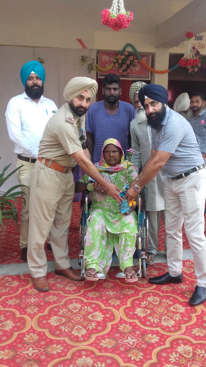 ਮੋਗਾ 'ਚ ਵੋਟਾਂ ਲਈ ਭਾਰੀ ਉਤਸ਼ਾਹ, ਪੋਲਿੰਗ ਬੂਥਾਂ 'ਤੇ ਪੁੱਜ ਰਹੇ 'ਅੰਗਹੀਣ'