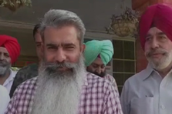 ਕੈਬਨਿਟ ਮੰਤਰੀ ਭਾਰਤ ਭੂਸ਼ਣ ਨੇ ਪਤਨੀ ਸਮੇਤ ਪਾਈ ਵੋਟ, ਲੋਕਾਂ ਨੂੰ ਕੀਤੀ ਅਪੀਲ