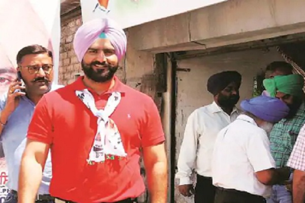 ਲੁਧਿਆਣਾ : ''ਆਪ'' ਉਮੀਦਵਾਰ ਤੇਜਪਾਲ ਗਿੱਲ ਨੇ ਪਾਈ ਵੋਟ
