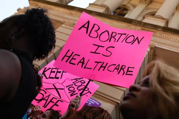 judge temporarily blocks mississippi abortion