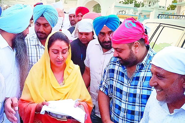 ਜਿੱਤ ਦੇ ਸ਼ੁਕਰਾਨੇ ਵਜੋਂ ਬੀਬਾ ਬਾਦਲ ਤਖਤ ਸ੍ਰੀ ਦਮਦਮਾ ਸਾਹਿਬ ਹੋਏ ਨਤਮਸਤਕ