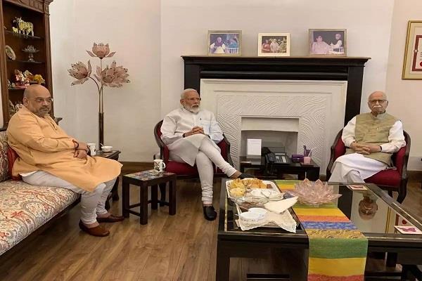 narendra modi amit shah lk krishna advani blessings