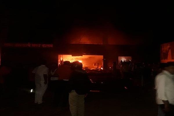 pune fire broke out cloth godown