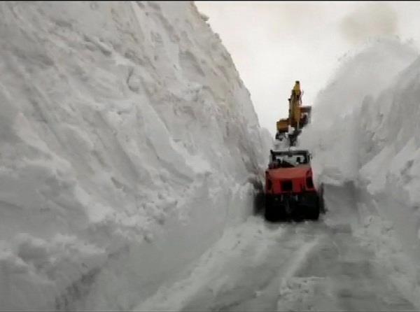 snow manali leh road