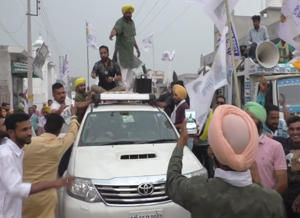ਵਿਰੋਧ ਕਰ ਰਹੇ ਲੋਕਾਂ ''ਤੇ ਮਾਨ ਨੇ ਵਰ੍ਹਾਏ ਫੁੱਲ, ਗੱਡੀ ''ਤੇ ਚੜ੍ਹ ਕੇ ਪਾਇਆ ਭੰਗੜਾ