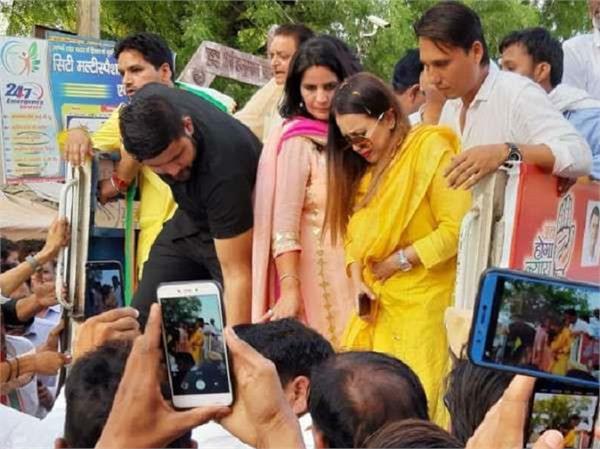 mahima chaudhary injured in road show in hanumangarh