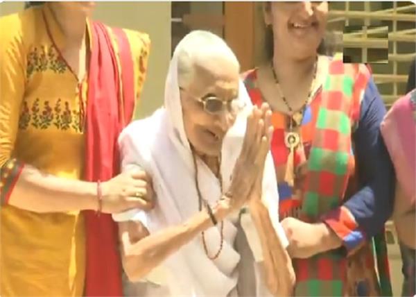 narendra modi  s mother heeraben modi greets the media