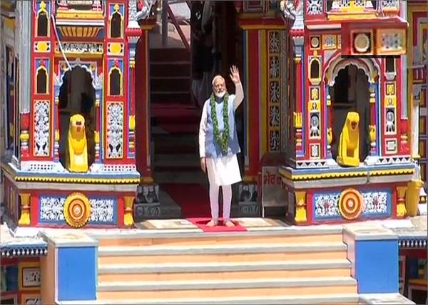 narendra modi arrives at badrinath temple
