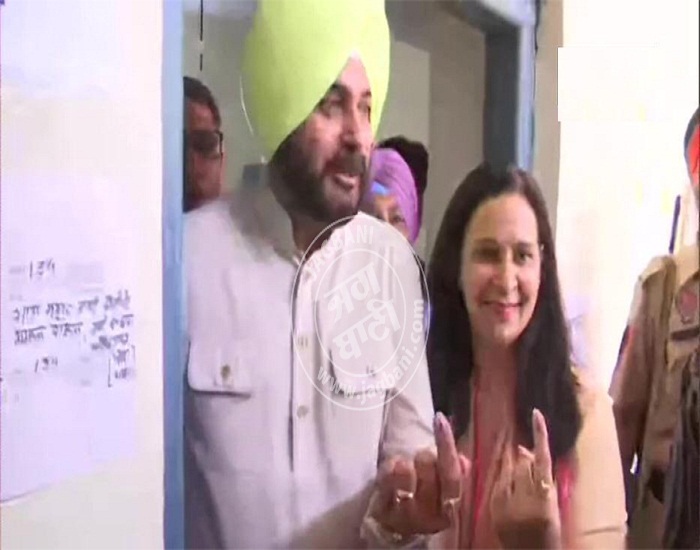 ਕੈਬਨਿਟ ਮੰਤਰੀ ਨਵਜੋਤ ਸਿੱਧੂ ਨੇ ਪਤਨੀ ਸਮੇਤ ਪਾਈ ਵੋਟ