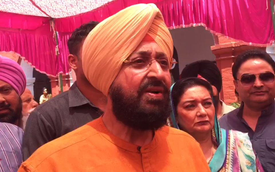 ਗੁਰਦਾਸਪੁਰ : ਵੋਟ ਪਾਉਣ ਆਏ ਬਾਜਵਾ ਫਿਰ ਨਾ ਟਲੇ, ਆਪਣਿਆਂ ਨੂੰ ਹੀ ਭੰਡਿਆ