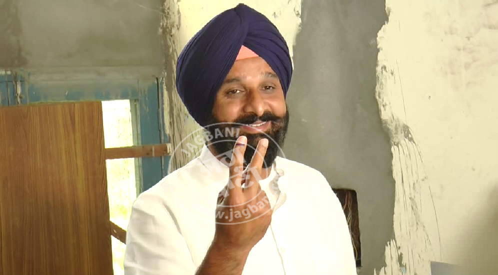ਵੋਟ ਪਾ ਕੇ ਮਜੀਠੀਆ ਨੇ ਰਗੜੇ ਸਿੱਧੂ ਤੇ ਕੈਪਟਨ