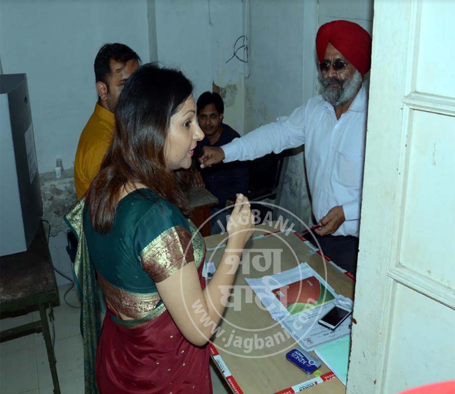 ਹੁਸ਼ਿਆਰਪੁਰ ''ਚ ਚੋਣਾਂ ਦੌਰਾਨ ਬਣੀ ਮੋਬਾਇਲ ''ਤੇ ਵੀਡੀਓ, ਡੀ. ਸੀ. ਈਸ਼ਾ ਕਾਲੀਆ ਨੇ ਲਿਆ ਸਖਤ ਐਕਸ਼ਨ
