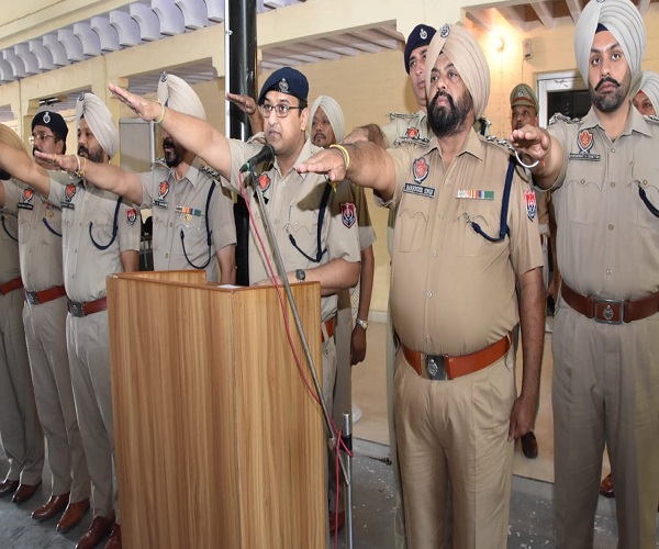 ਸ਼ਹੀਦਾਂ ਨੂੰ ਯਾਦ ਕਰਦਿਆਂ ਪੰਜਾਬ ਪੁਲਸ ਨੇ ਖਾਂਧੀ ਅੱਤਵਾਦ ਖਿਲਾਫ ਖੜ੍ਹੇ ਹੋਣ ਦੀ ਸਹੁੰ