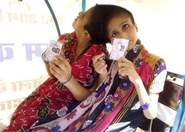 patna  conjoined sisters saba   farah cast their votes