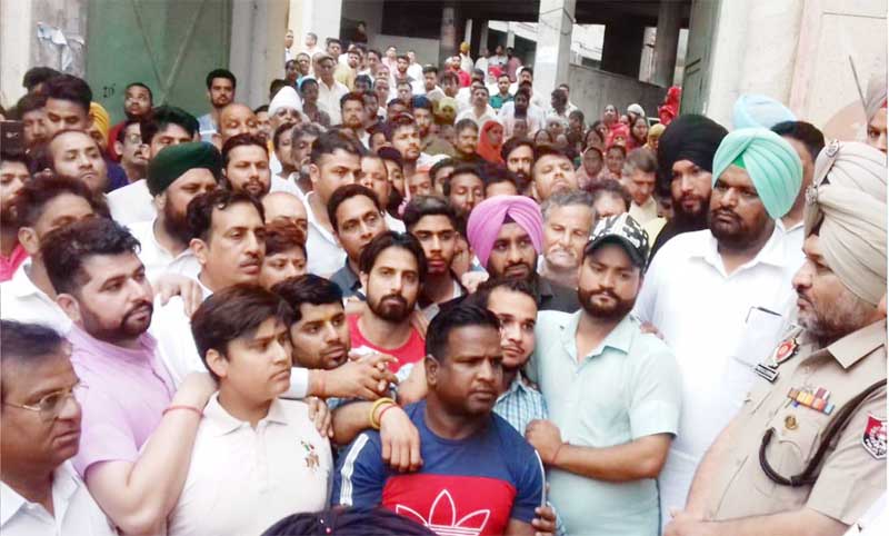 ਸ੍ਰੀ ਧਿਆਨਪੁਰ ਧਾਮ ਦੇ ਗੱਦੀਨਸ਼ੀਨ ਆਚਾਰੀਆਧੀਸ਼ ਦੀ ਤਸਵੀਰ ਦੀ ਹੋਈ ਬੇਅਦਬੀ