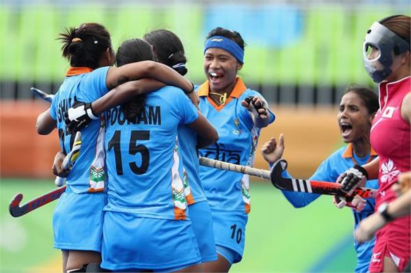 the women  s hockey team beat korea 2 1