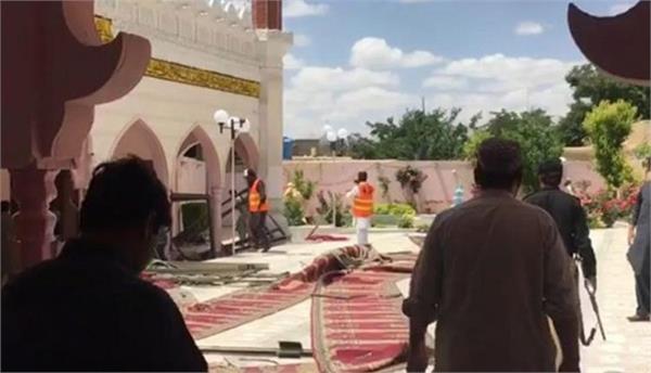 death toll rises to 4 in blast at mosque in pakistan
