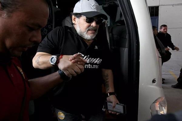 argentina s former fotball player diego maradona to do shoulder surgery