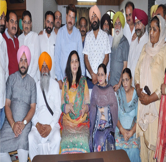 ਔਰਤਾਂ ਨੂੰ ਆਪਣੇ ਹੱਕਾਂ ਲਈ ਸਿਆਸਤ ''ਚ ਸਰਗਰਮੀ ਨਾਲ ਭਾਗ ਲੈਣਾ ਚਾਹੀਦੈ: ਮੈਡਮ ਸਿੱਧੂ