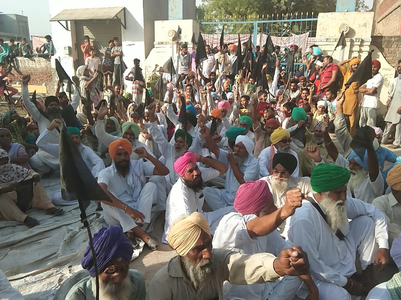 ਹਰਸਿਮਰਤ ਬਾਦਲ ਦੀ ਜਨਸਭਾ ਨੂੰ ਲੈ ਕੇ ਮੰਡੀ ਕਲਾਂ ''ਚ ਤਣਾਅ, ਭਾਰੀ ਗਿਣਤੀ ''ਚ ਪੁਲਸ ਤਾਇਨਾਤ