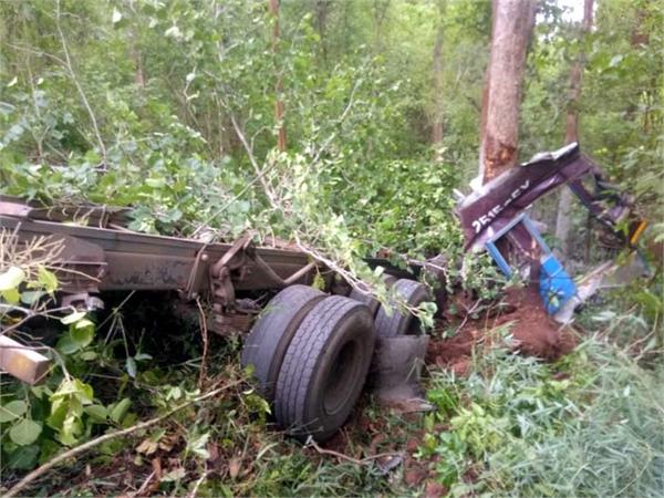 jagdalpur news truck fell down in in moat 4 dead two injured