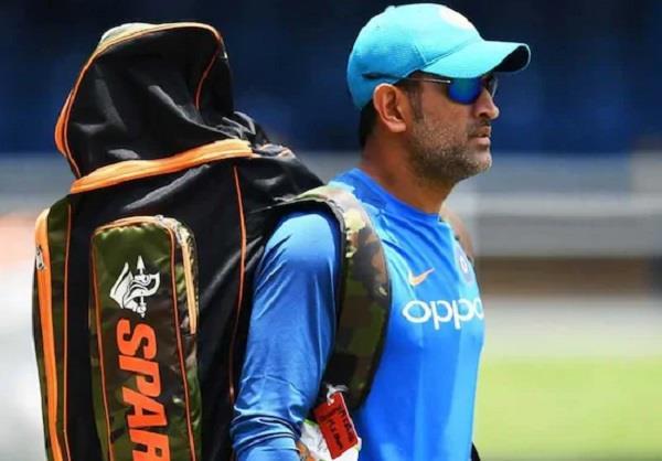 dhoni s pak fan dhoni himself ticket books reached manchester united