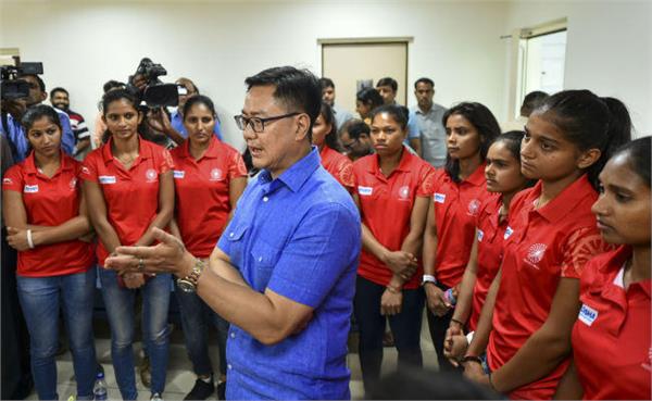 sports minister honors women  s hockey team