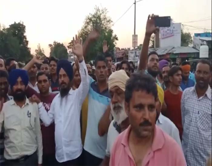 ਨਹਿਰ ''ਚ ਡਿੱਗੇ ਨੌਜਵਾਨਾਂ ਦੇ ਪਰਿਵਾਰਕ ਮੈਂਬਰਾਂ ਨੇ ਗੰਗੂਵਾਲ ਮੋੜ ਵਿਖੇ ਲਾਇਆ ਜਾਮ