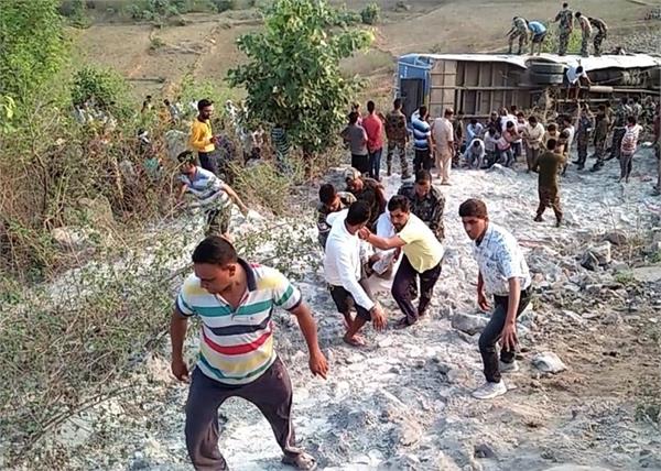 jharkhand bus injured death ditch