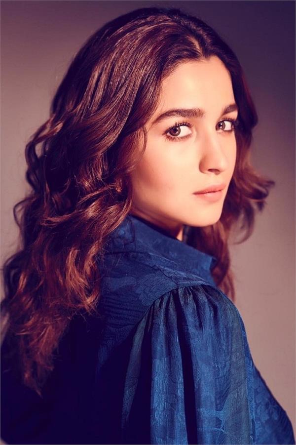 alia bhatt does not believe in saying  i love you  to fans online