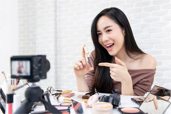 youtube uses ar to let you try on makeup during tutorials