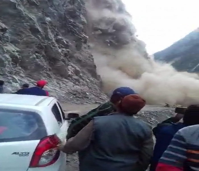 ਹਿਮਾਚਲ 'ਚ ਅਚਾਨਕ ਡਿੱਗਿਆ ਪਹਾੜ ਦਾ ਹਿੱਸਾ, ਜਾਨ ਬਚਾਉਣ ਲਈ ਦੇਖੋ ਕਿਵੇਂ ਦੌੜੇ ਲੋਕ