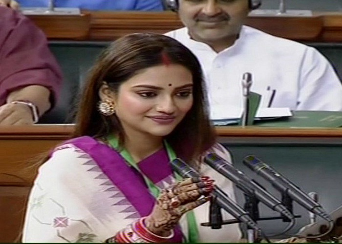 ਮਾਂਗ 'ਚ ਸਿੰਦੂਰ ਤੇ ਹੱਥਾਂ 'ਚ ਮਹਿੰਦੀ ਲਾ ਕੇ ਸੰਸਦ 'ਚ ਸਹੁੰ ਚੁੱਕਣ ਪੁੱਜੀ ਨੁਸਰਤ ਜਹਾਂ