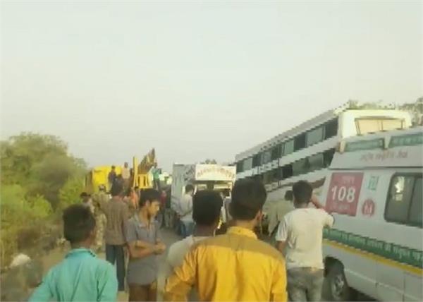 road accident 11 killed injured