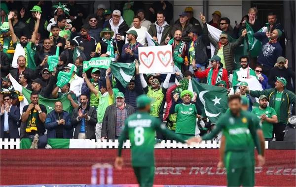 fans apologises to sarfaraz after backlash