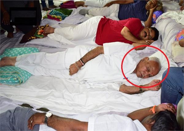 bs yeddyurappa and bjp leaders all night dharna in bengaluru