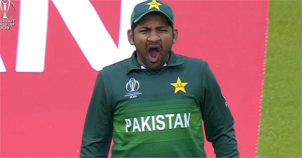 fan screams insults at pakistan captain after loss to india