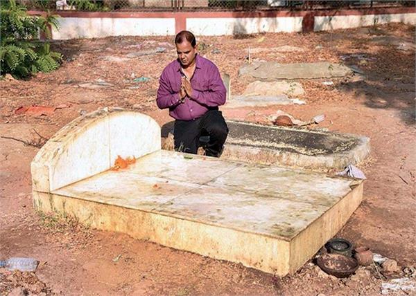 temple cemetery pet dog gujarat