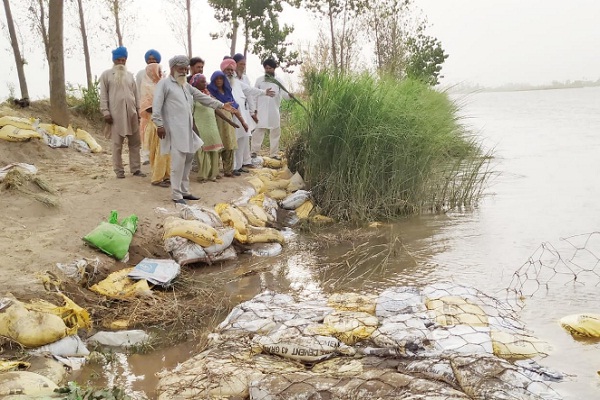 ਸਤਲੁਜ ਦਾ ਪਾਣੀ ਕਿਸਾਨਾਂ ਦੀਆਂ ਜ਼ਮੀਨਾਂ ਨੂੰ ਖੋਰਾ ਲਾਉਣ ਲੱਗਾ