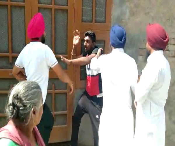 ਕਾਂਗਰਸੀ ਸਰਪੰਚ ਨੇ ਨਸ਼ਾ ਤਸਕਰ ਦੇ ਘਰ ਬੋਲਿਆ ਧਾਵਾ, ਪੁੱਤ ਨੇ ਕਿਹਾ 'ਮੈਂ ਨਸ਼ਾ ਕਰਾਂਗਾ'