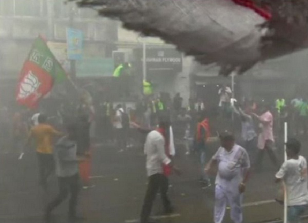 ਕੋਲਕਾਤਾ ''ਚ ਭਾਜਪਾ ਵਰਕਰਾਂ ਅਤੇ ਪੁਲਸ ਵਿਚਾਲੇ ਝੜਪਾਂ